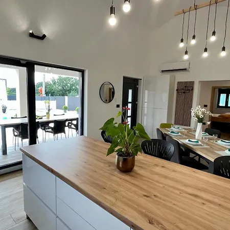 Exclusively New Holiday House With A Private Pool Casa de Férias *