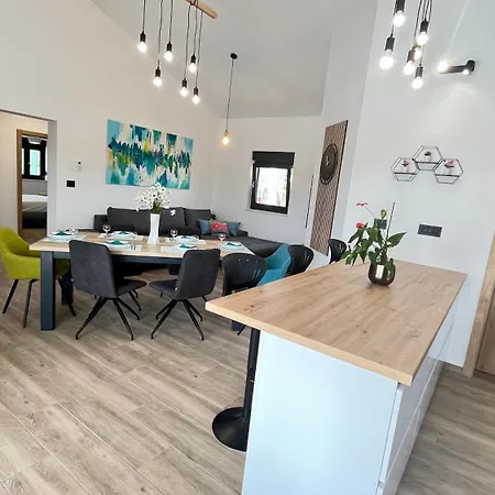 Exclusively New Holiday House With A Private Pool *
