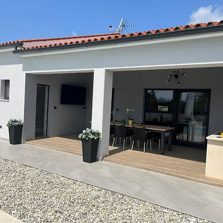 Exclusively New Holiday House With A Private Pool *