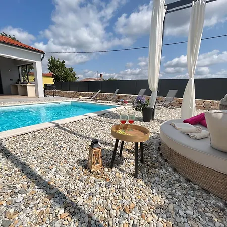 Ferienhaus Exclusively New Holiday House With A Private Pool Svetvinčenat