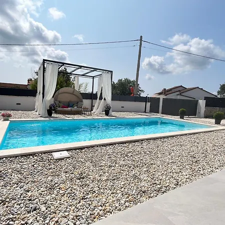 Exclusively New Holiday House With A Private Pool *