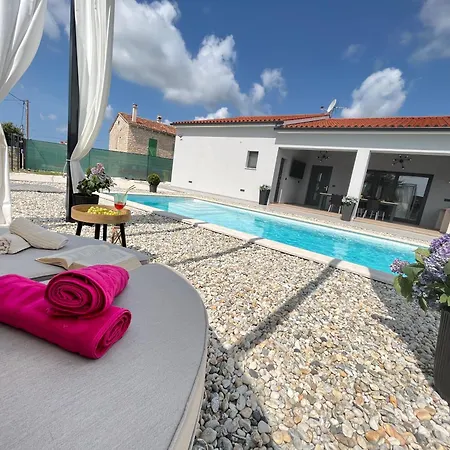 Exclusively New Holiday House With A Private Pool