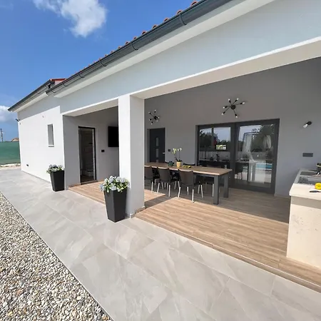 Ferienhaus Exclusively New Holiday House With A Private Pool Svetvinčenat